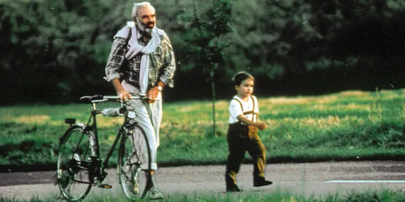 The two protagonists with the bicycle